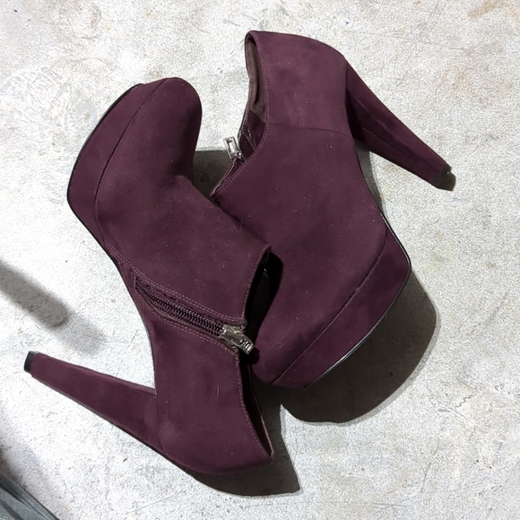 Never worn. Suede platform heeled boots - Picture 3 of 5